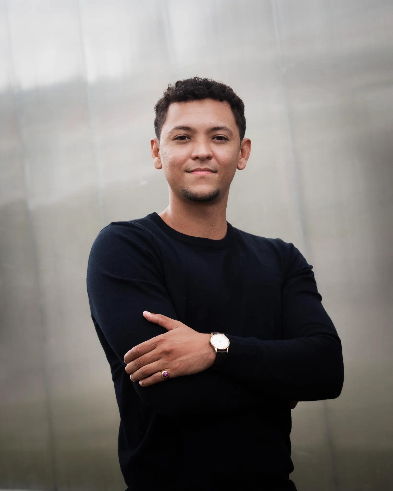 Cédric Léonard, fondateur de Boostaboite, bras croisés